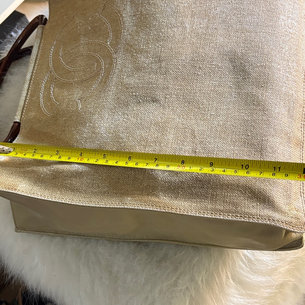 CHANEL Beige Tote with Wooden Handles - Picture 3 of 17